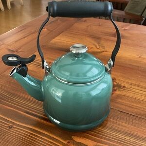 Le Creuset Demi Tea Kettle in Artichaut/Silver